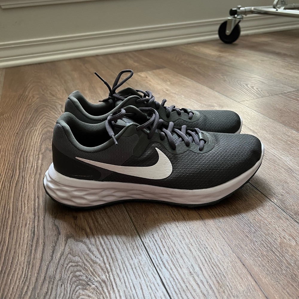 Mens Size 10 Nike tennis shoes worn once